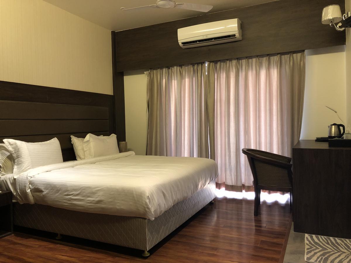 Hotel Sharanam Shegaon Bagian luar foto