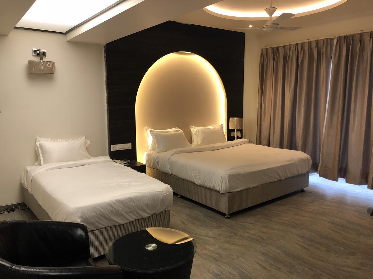 Hotel Sharanam Shegaon Bagian luar foto