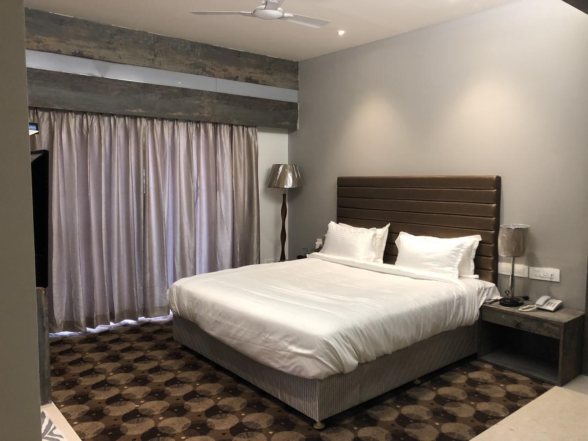 Hotel Sharanam Shegaon Bagian luar foto