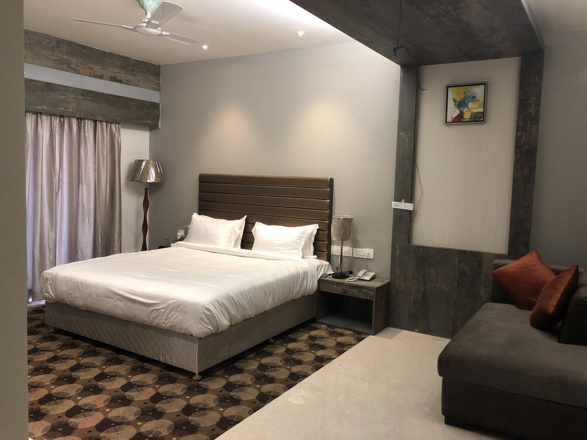Hotel Sharanam Shegaon Bagian luar foto